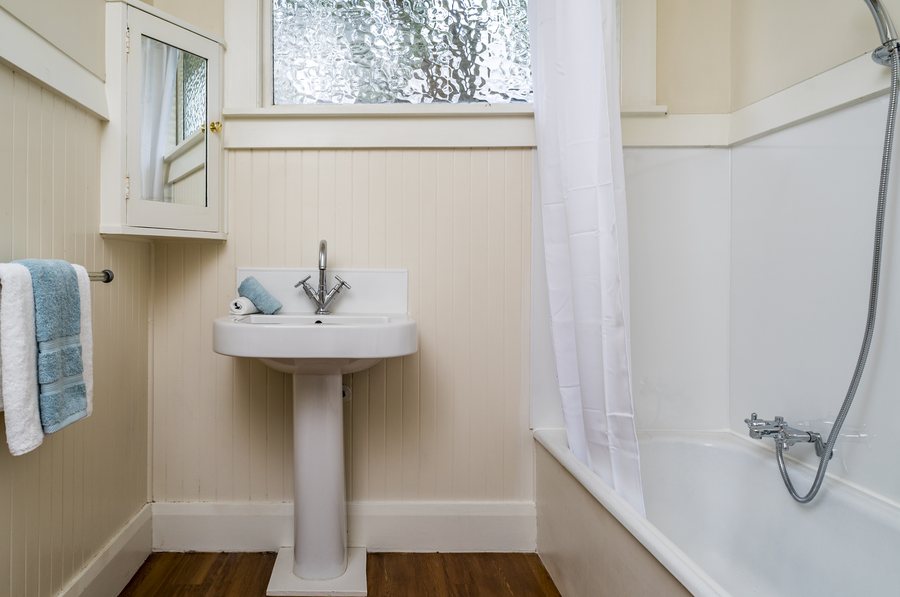 Small bathroom with a pedestal sink and a tub-shower